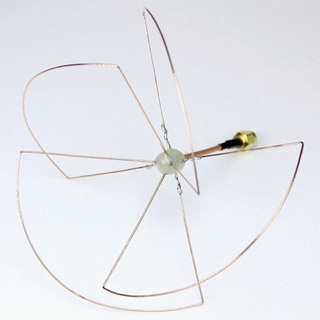 Všesměrová kruhově polarizovaná anténa se segmenty ve tvaru jetelových listů (cloverleaf antenna)
